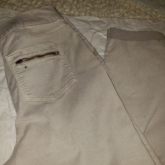 5/35 CHICO'S SO SLIMMING PANTS SZ 1.5 CREAM - Picture 2 of 4